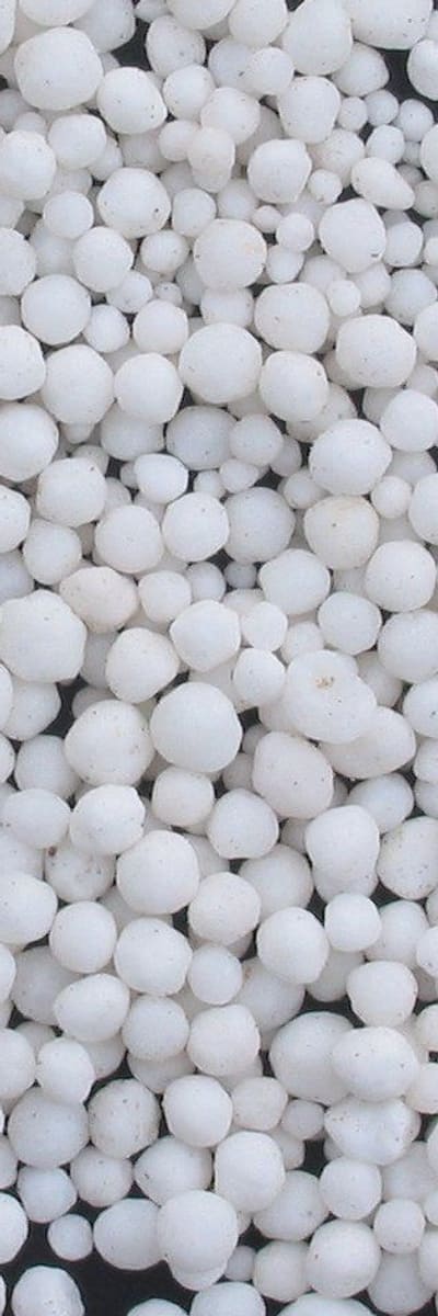 Biele granule liadku amónneho s dolomitom